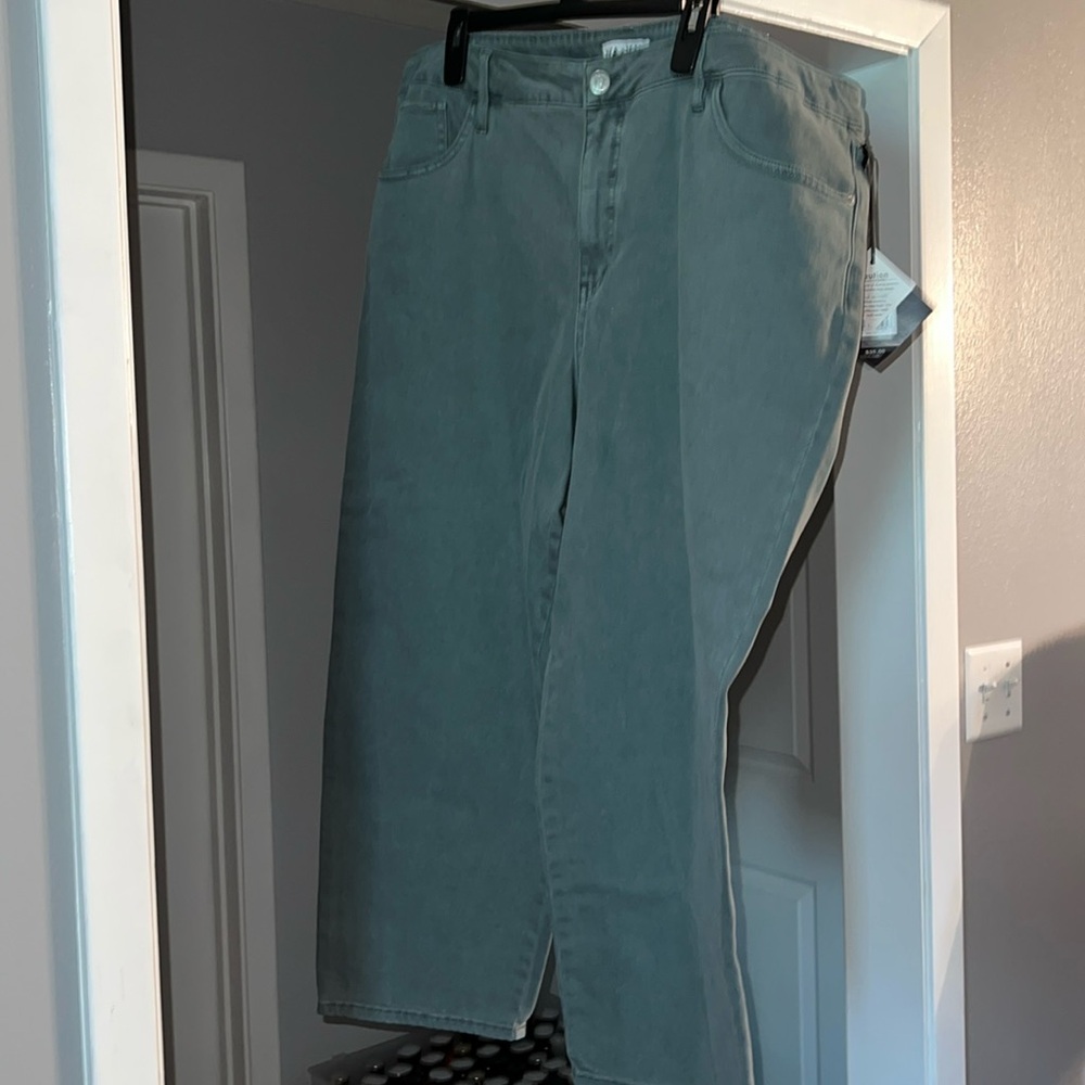 NWT Ava & Vic High-Rise, Slim Straight Jeans